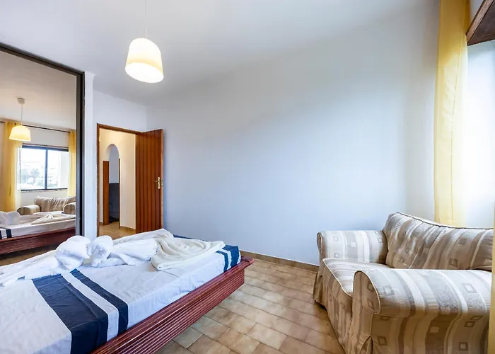 Sunny Apartments, Da Rocha