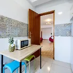 Sunny Apartments, Da Rocha