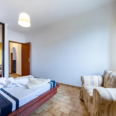 Sunny Apartments, Da Rocha