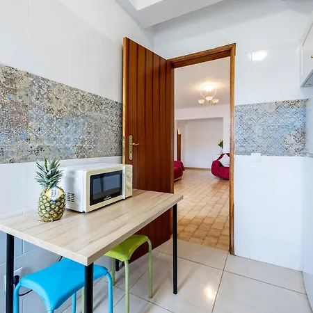 Sunny Apartments, Da Rocha